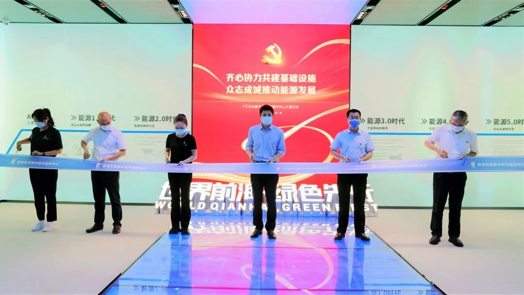 項目主要負(fù)責(zé)人在熱烈掌聲中剪下彩帶
