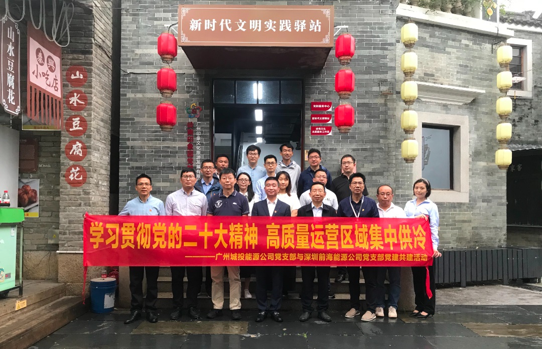 在黨群服務中心合影留念.jpg